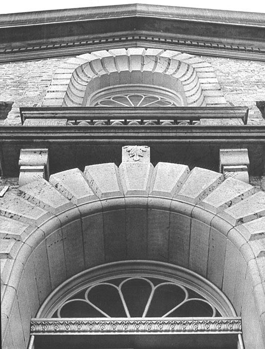 Central pavilion, next to the cupola and end towers