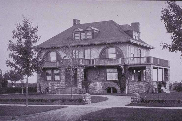 Clubhouse II, 1900, without ivy